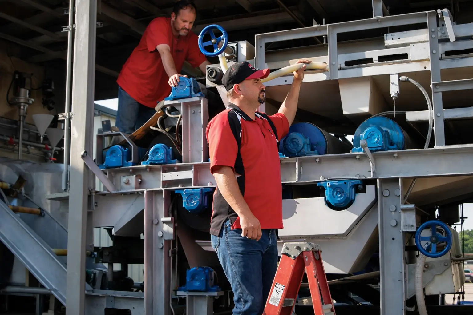 Mobile belt press setup and start-up coordination