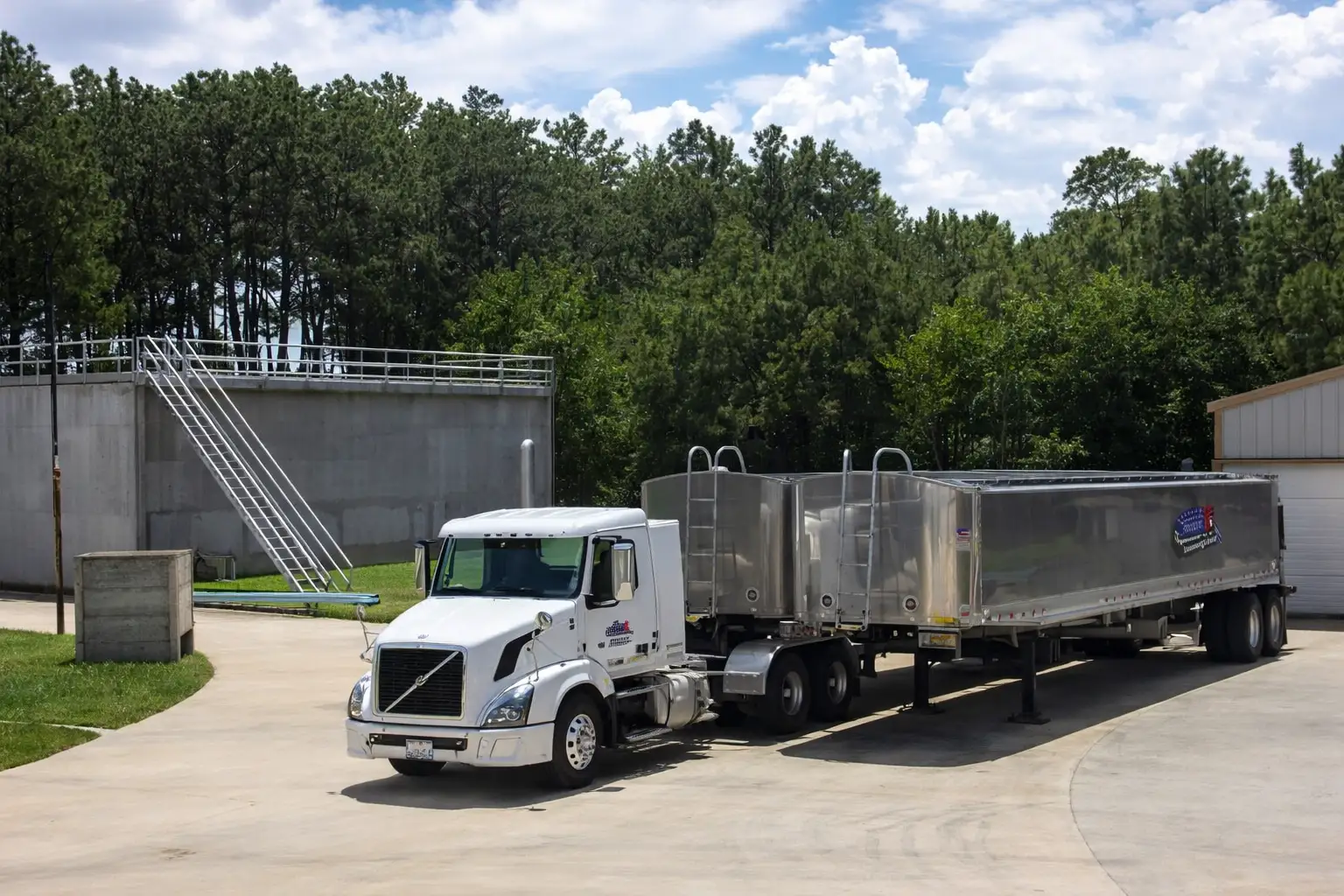 Solids removal and containment for wastewater system maintenance